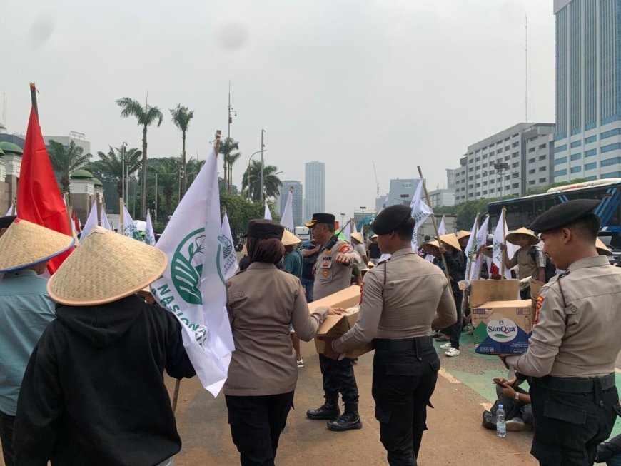 Pendekatan Humanis Polisi Warnai Pengamanan Aksi KNARA di DPR