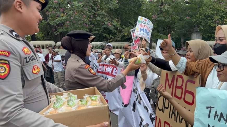 Massa Aksi KNARA di DPR Terima Snack dan Minuman dari Polisi
